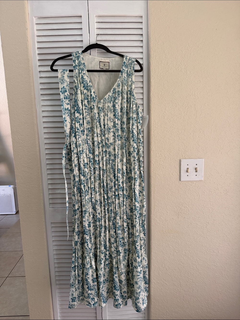 Tuckernuck Sleeveless Floral Maxi Dress in Teal and Cream NWT size medium